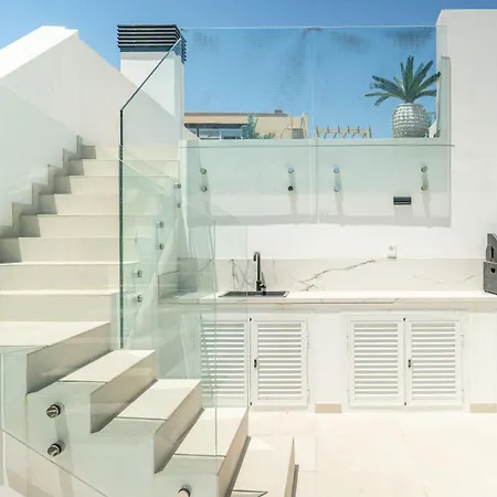 Apartmán Stylish Urban Escape 2-bedroom With Rooftop Pool Estepona
